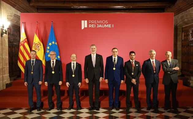 Fotografía de grupo de Su Majestad el Rey junto a los premiados